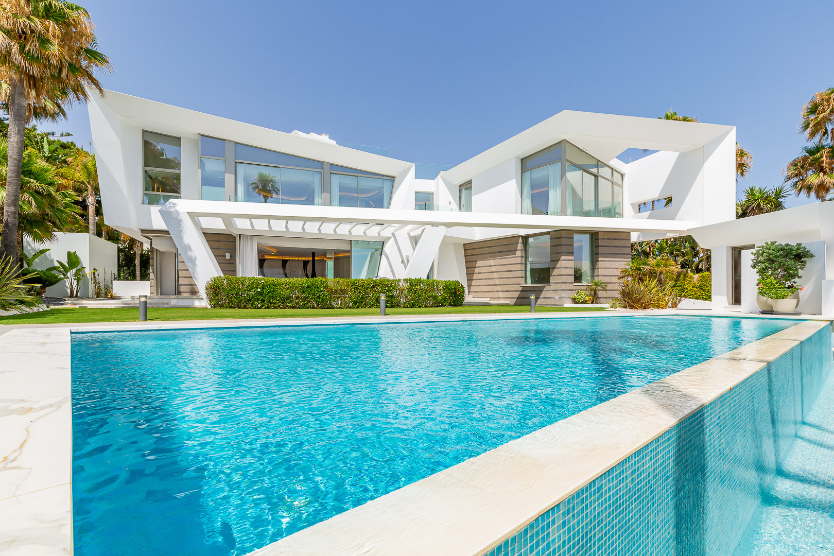 Beachfront Villas in Marbella: Rental Income Investment Guide