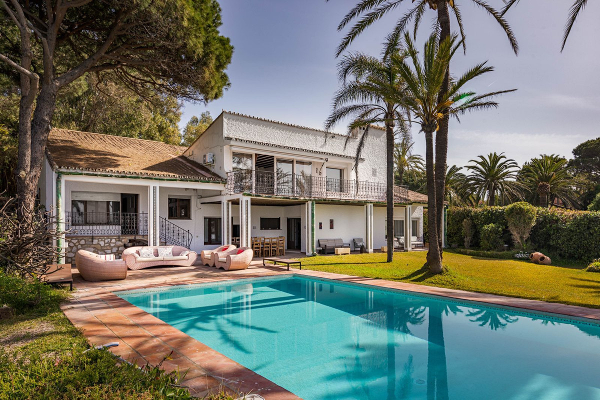Beachfront villa in Los Monteros - R5014657