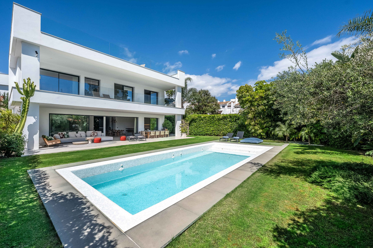 Villa in Nueva Andalucia - R5034556