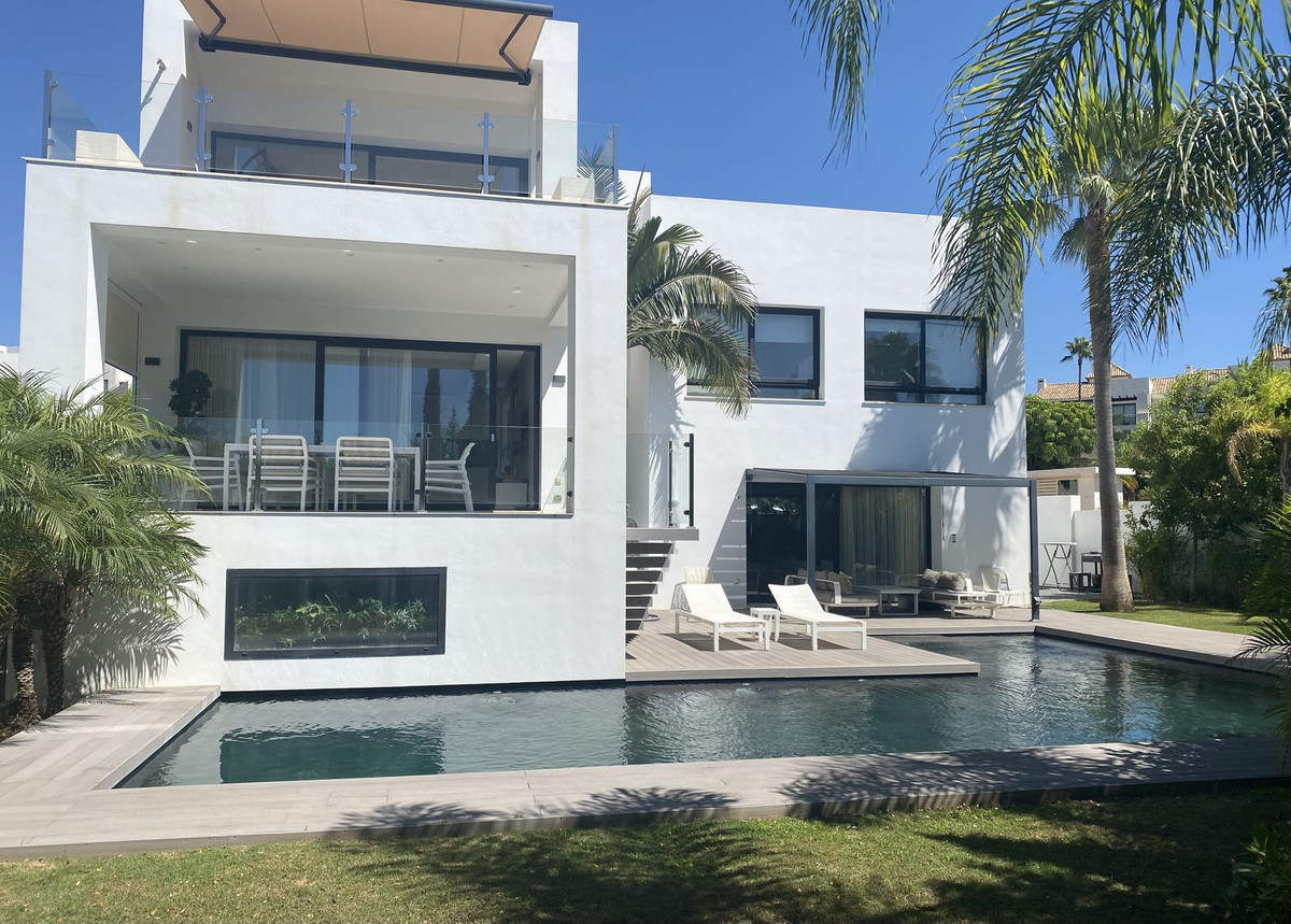 Villa in El Paraiso - R5238658
